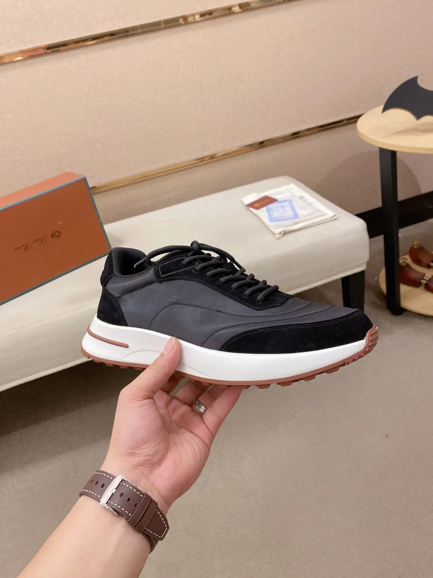 Men's shoes 💰: 462💰🔥𝐥𝐨𝐫𝐨 𝐏𝐢𝐚𝐧𝐚 lp classic loafers, an Italian treasure brand, the only brand that can match Hermès! Only after wearing it do we realize that we can’t live up to our feet. The upper is made of imported first-layer cowhide with breathable fabrics, water-dyed cowhide foot pads, and the official original glass rubber outsole and pendant. Exclusive original packaging (tag ➕ brand paper ➕ outer box ➕ hand bag) code number: 38-44. Can be customized 45-46